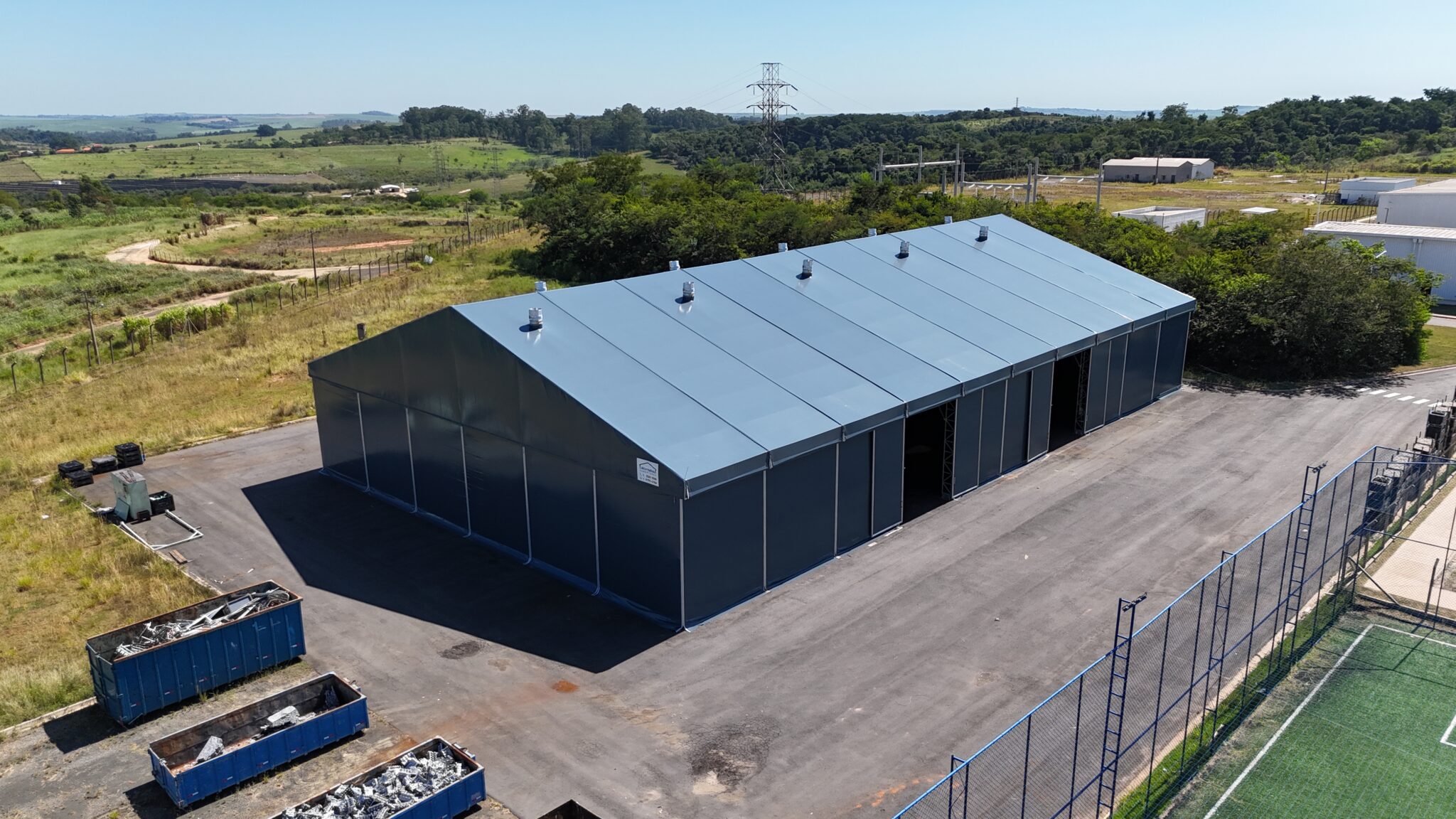 Vista aérea de um pavilhão externo